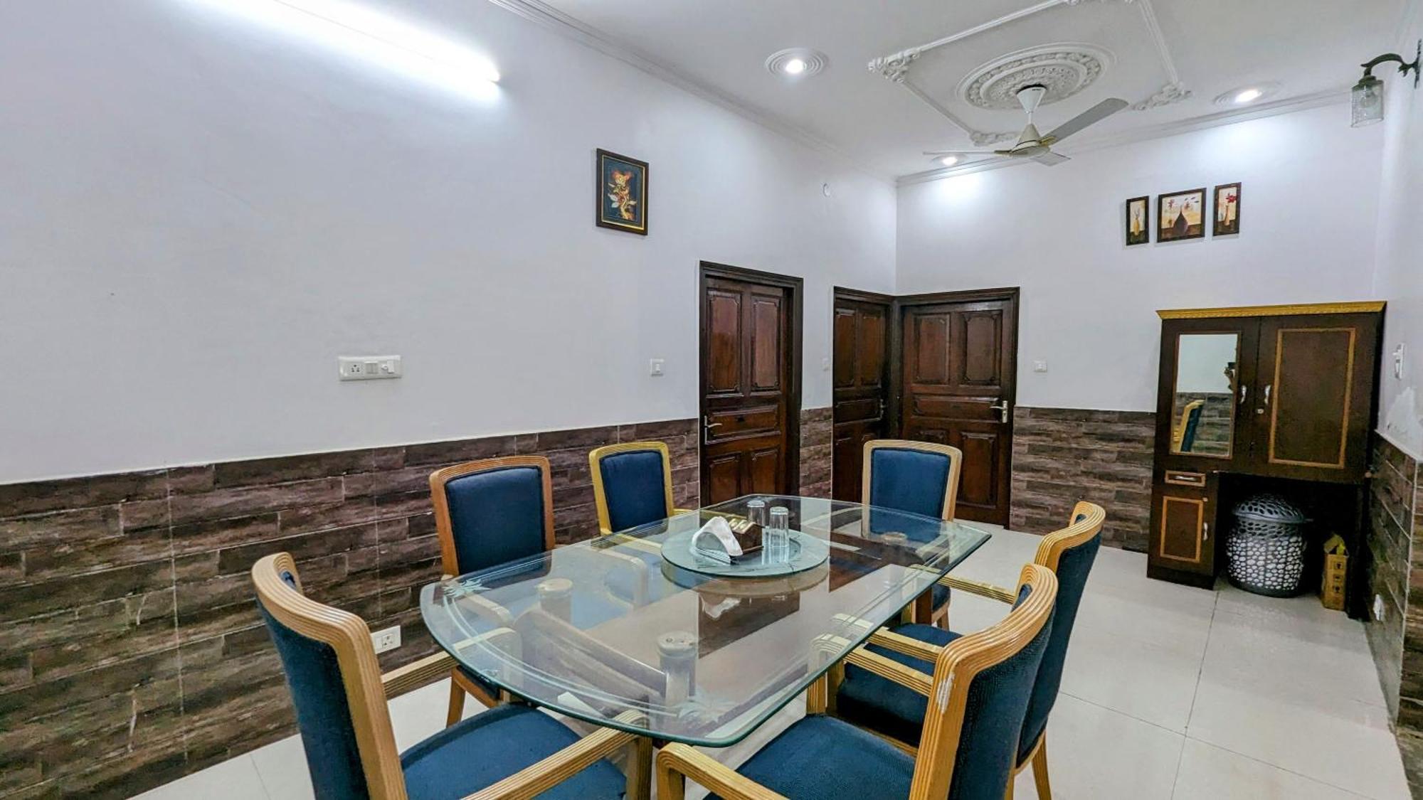 Hotel Lecston @Yashobhoomi Dwarka Sector - 25 Metro Station Делхи Екстериор снимка