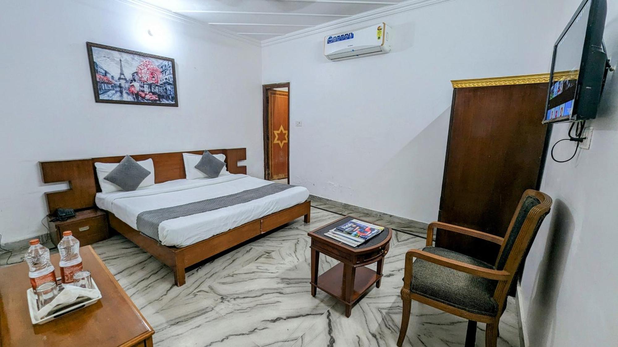 Hotel Lecston @Yashobhoomi Dwarka Sector - 25 Metro Station Делхи Екстериор снимка