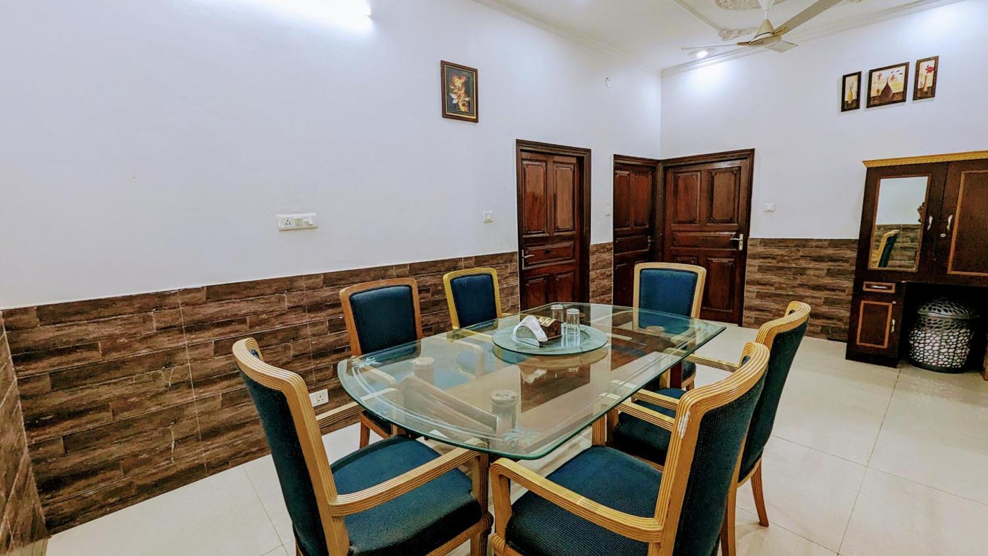 Hotel Lecston @Yashobhoomi Dwarka Sector - 25 Metro Station Делхи Екстериор снимка