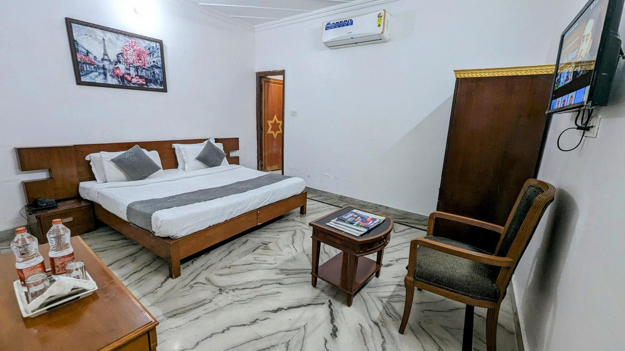 Hotel Lecston @Yashobhoomi Dwarka Sector - 25 Metro Station Делхи Екстериор снимка