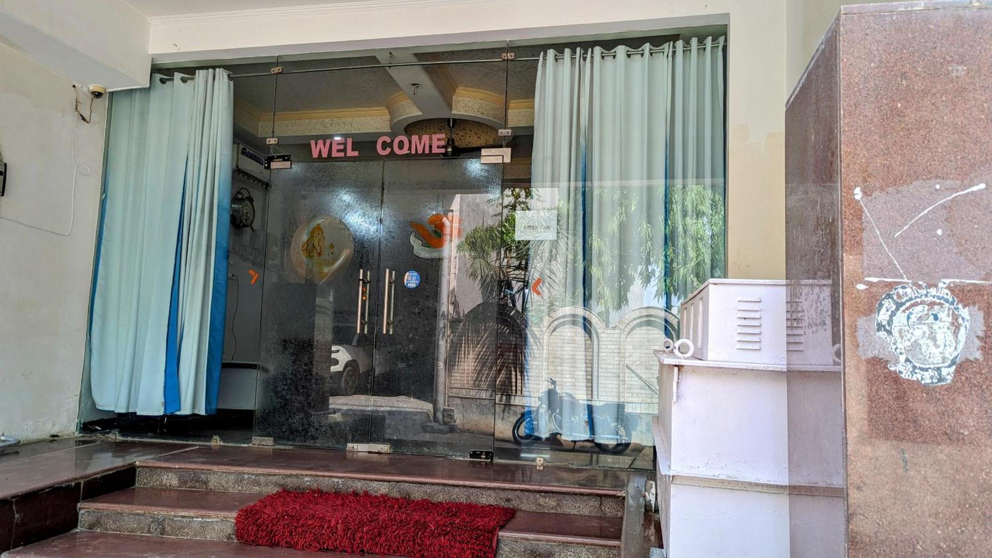 Hotel Lecston @Yashobhoomi Dwarka Sector - 25 Metro Station Делхи Екстериор снимка