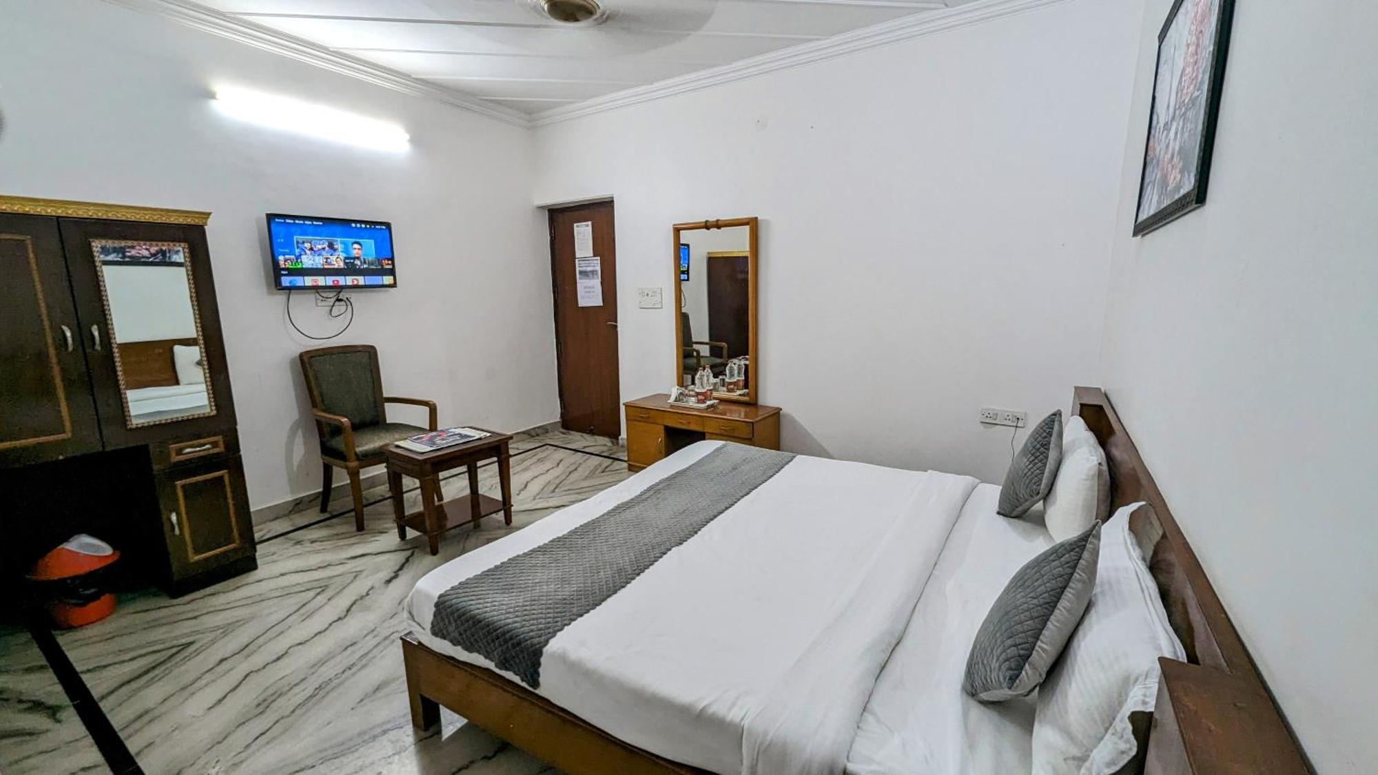 Hotel Lecston @Yashobhoomi Dwarka Sector - 25 Metro Station Делхи Екстериор снимка