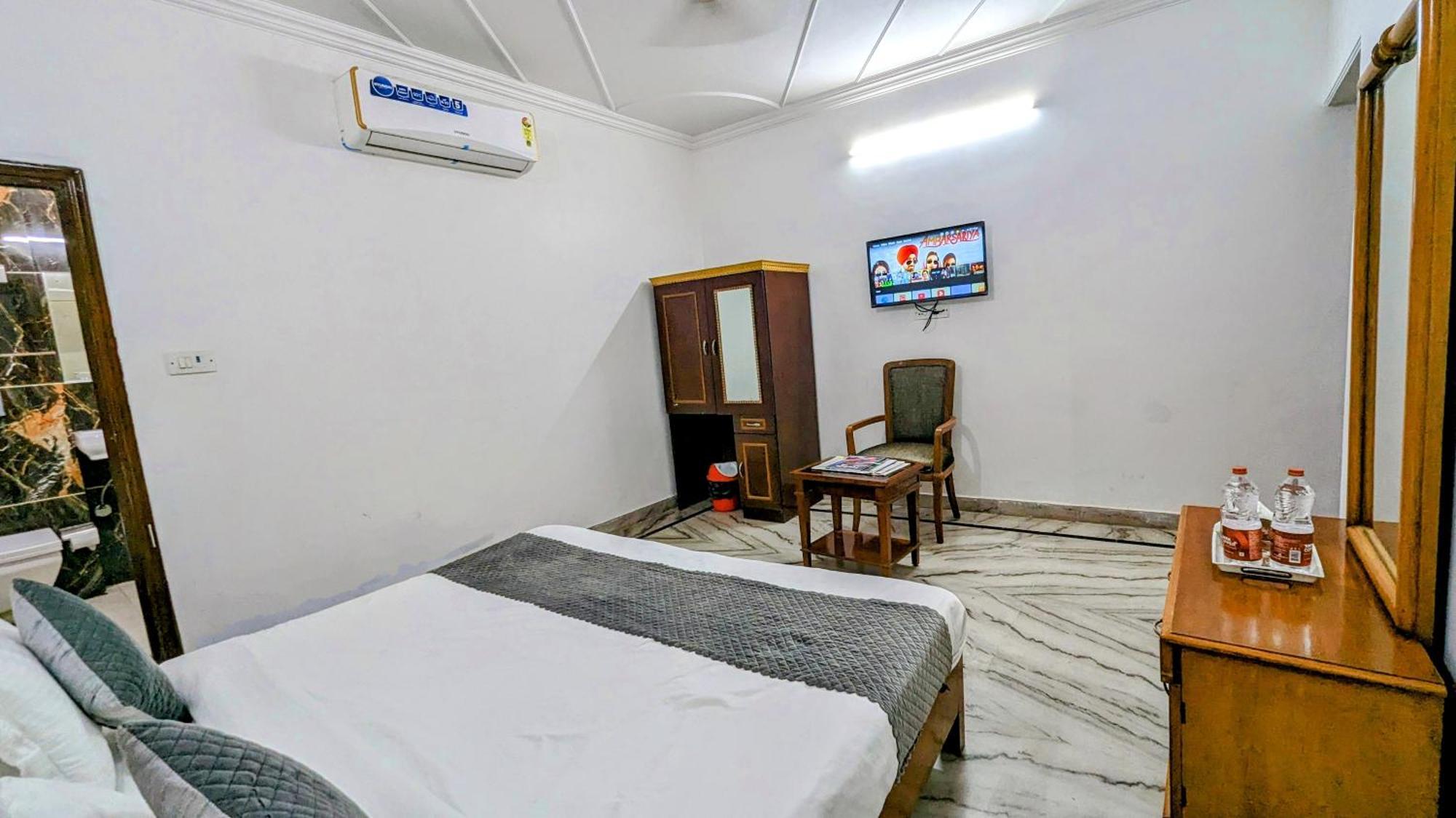 Hotel Lecston @Yashobhoomi Dwarka Sector - 25 Metro Station Делхи Екстериор снимка
