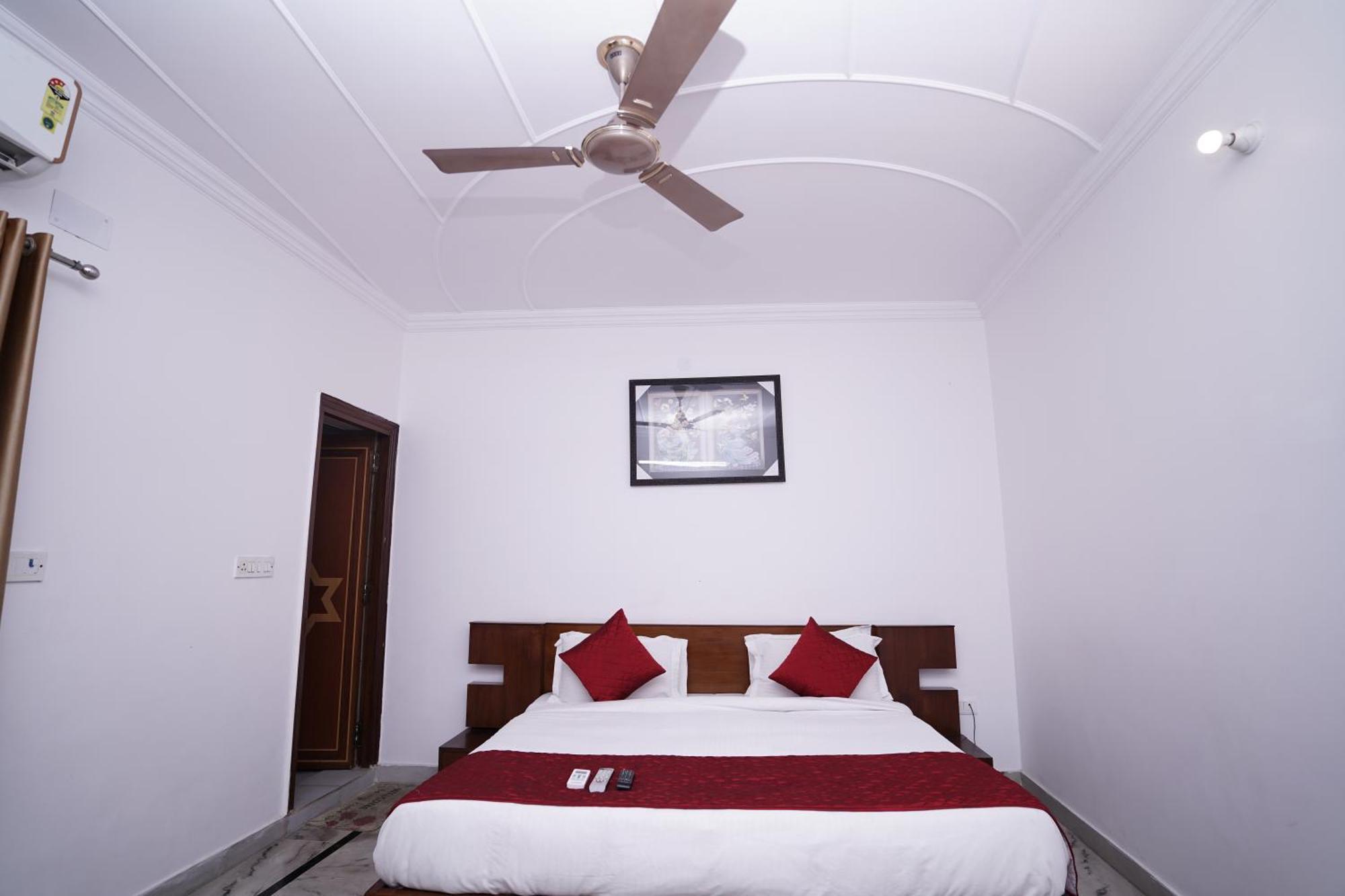 Hotel Lecston @Yashobhoomi Dwarka Sector - 25 Metro Station Делхи Екстериор снимка